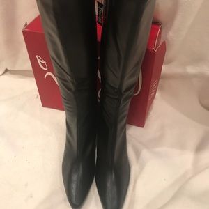 Woman’s Blk Impo boots ( Noland)